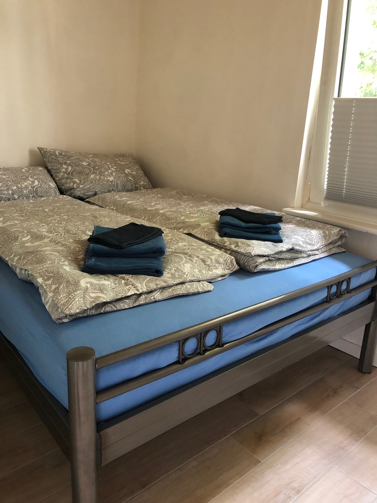 Spálňa s posteľou 140 x 200 a šatníkom, veľké okno