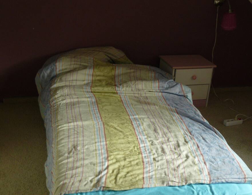 Ein gemütliches, frisch gemachtes Bett im Zimmer ...