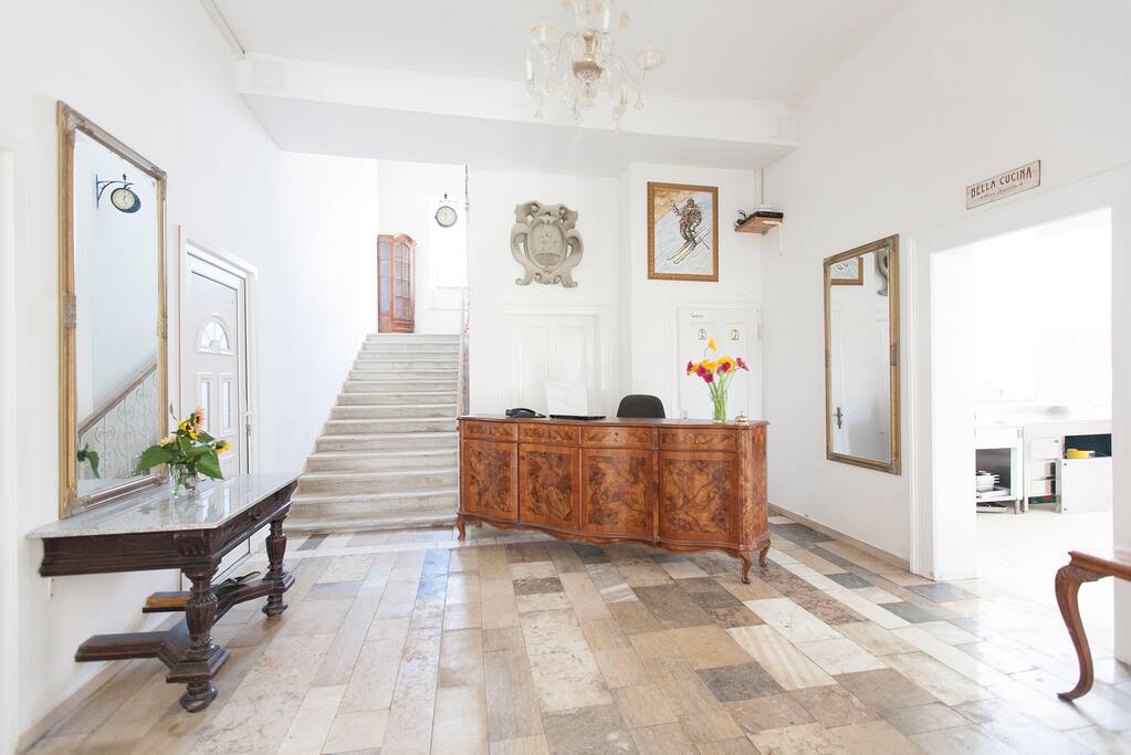 Reception area, entrance hall