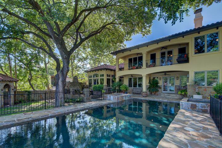 Spectacular Waterfront Estate gallery image 5