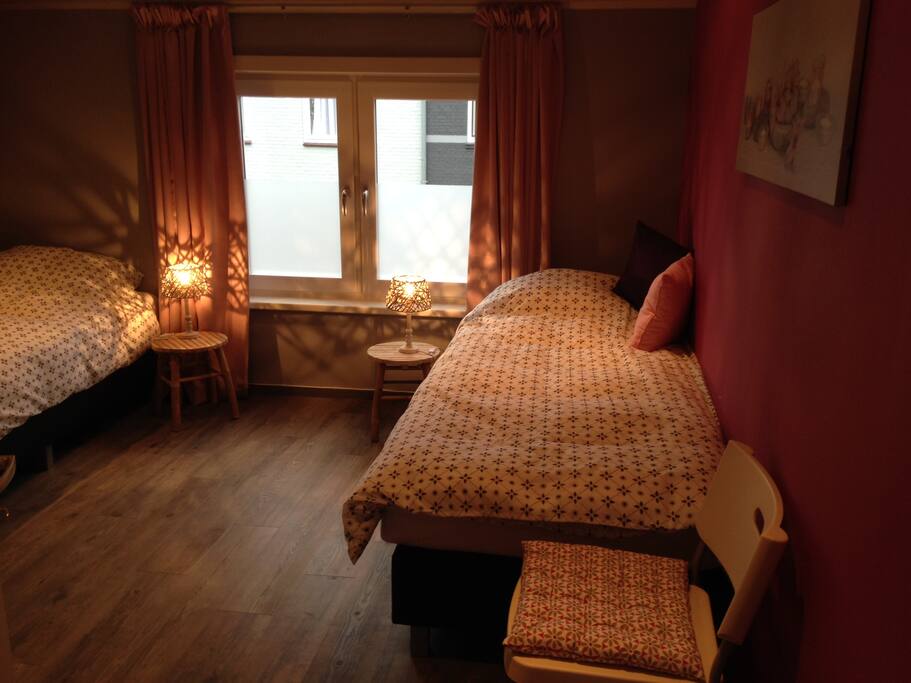 Kamer 2: Kamer met bed van 180x200 of 2 losse bedden van 90x200, met vloerverwamring, eigen wastafel en kast