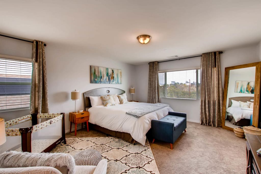 Master bedroom w/ensuite & 55" Roku HDTV