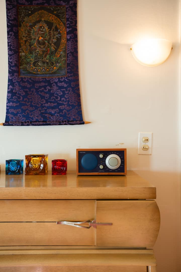 Unaweza kuziba simu yako kwenye redio ili kucheza miziki yako mwenyewe au podcasts