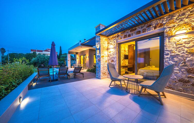 3′ to Beach / Private Pool / Gym / Games Room gallery image 3