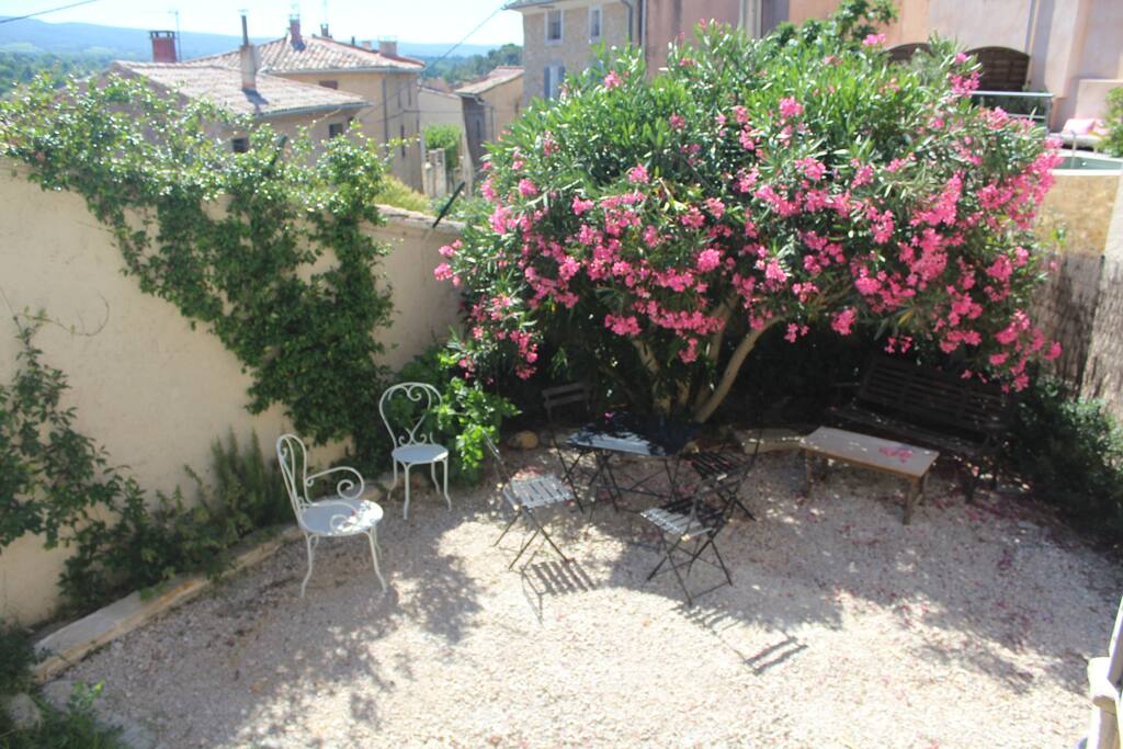 Maison de village avec jardin privatif et paysagé, idéal pour se prélasser ou prendre l'apéro à l'ombre du laurier rose en fleurs durant tout l'été.