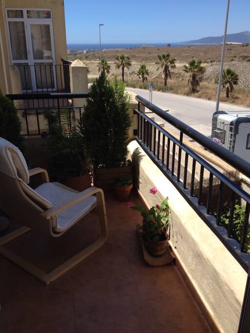 preciosa terraza con vistas
beautiful terrace with views to the mountain and the sea