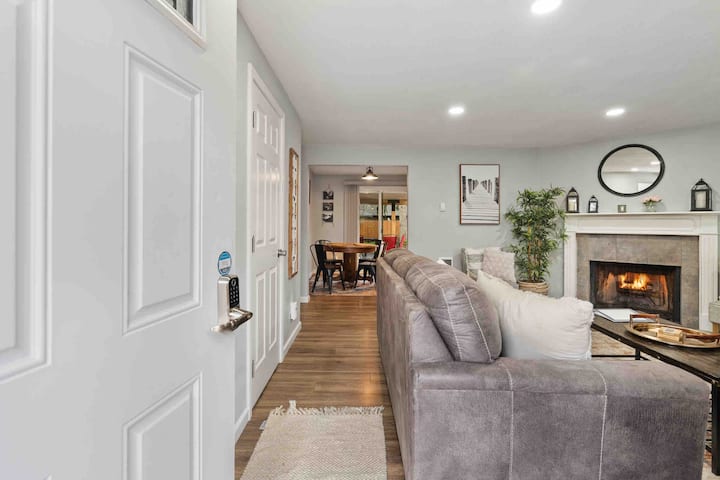 Cheerful One Level Home With Hot Tub, Lovely Yard - Vancouver, WA