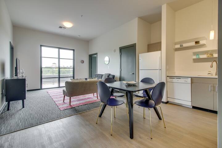 Dormigo 2BR minutes from Downtown with Views of Belmont & 12 South