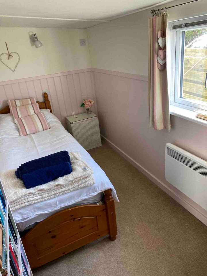 เตียงเดี่ยวขนาดเล็กที่มีที่รองนั่งด้านล่างซึ่งสามารถดึงออกมาที่ระดับพื้นได้
มีห้องจำกัดดังนั้นห้องนี้จึงเหมาะสำหรับเด็ก 2 คนหรือผู้ใหญ่ 1 คนเท่านั้น (เว้นแต่ว่าคุณจะไม่รังเกียจที่จะอยู่ในห้องเล็กๆด้วยกัน)