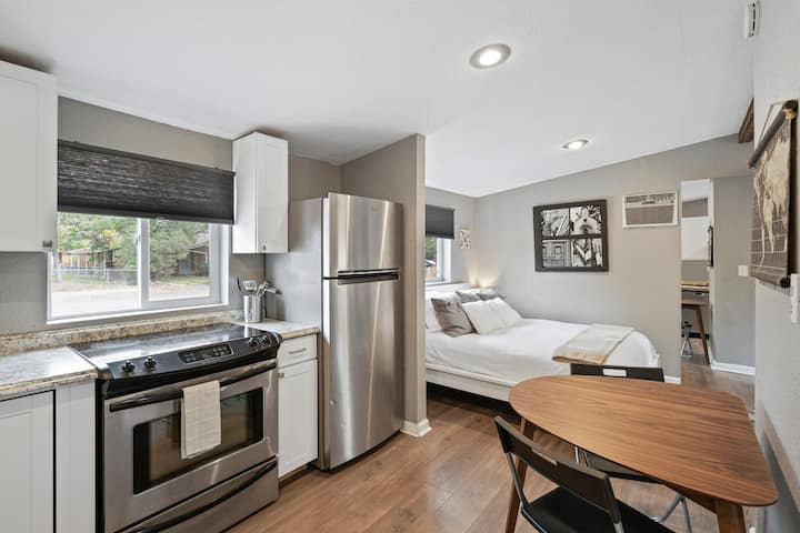 Comfy Carriage House! Walk To Olde Town Arvada!