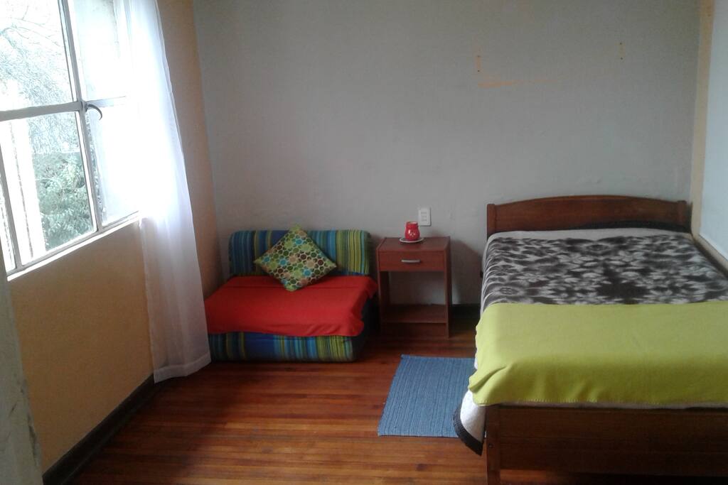 Amplia habitación muy luminosa....como esta ubicada en casa los espacios son muy amplios! Cuenta con todo el mobiliario (cama de 2 plazas equipada, velador, closet, toallas, papel higiénico)