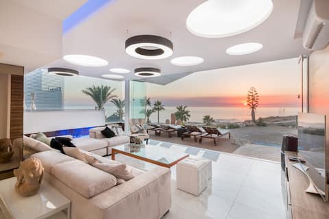 Luxury modern villa on the beach!