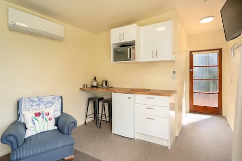 Top Airbnb: Seaside Studio in Dunedin City