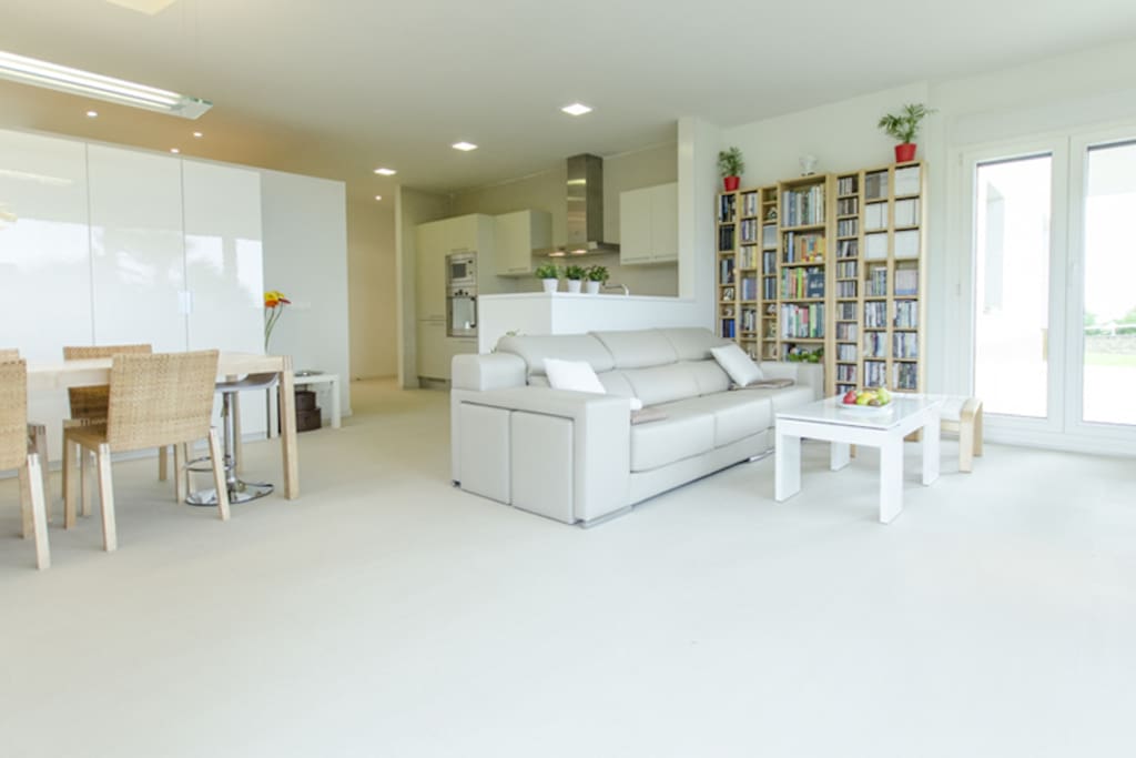 El salón tiene un cómodo sofa, una televisión plana de 42" con Canal +, un DVD y un sillón de masaje.