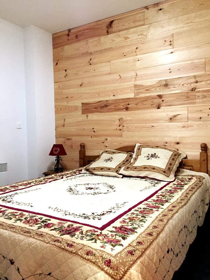 chumba kikubwa cha kulala na kitanda 1 cha upana wa futi 5 
