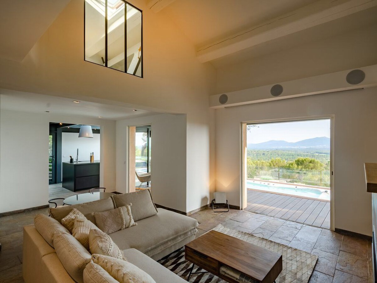 Top Airbnb: Villa wellness Spa/Piscine jusqu'à 36°C - vue 180° in Roquebrune Sur Argens