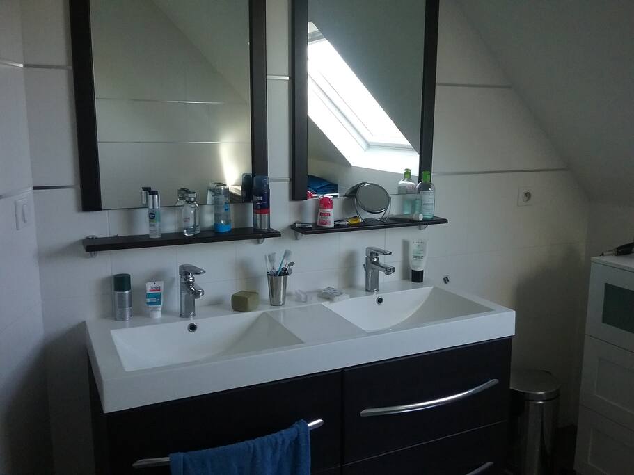 salle de bain avec baignoire