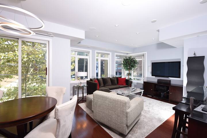 Deluxe Yorkville Townhouse