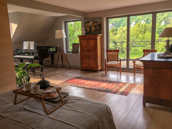 Une chambre ouverte sur le jardin à La Moissonnière