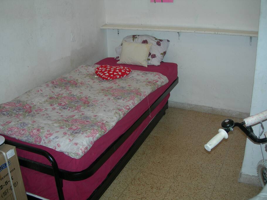 Kid's bedroom with pullout bed