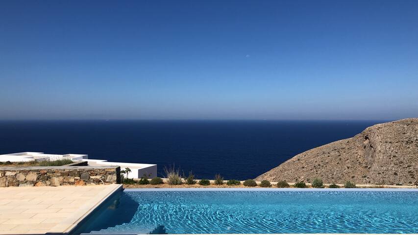 Beautiful villa with breathtaking views in Syros gallery image 5