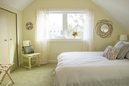 Adorable getaway on the Eastern Promenade