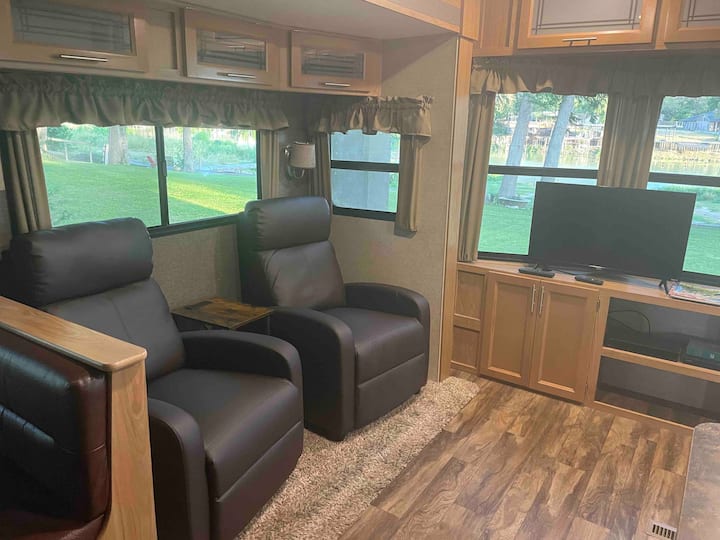 Deluxe 40' Rv On Lake Dunlap Area Of The Guadalupe - New Braunfels, TX