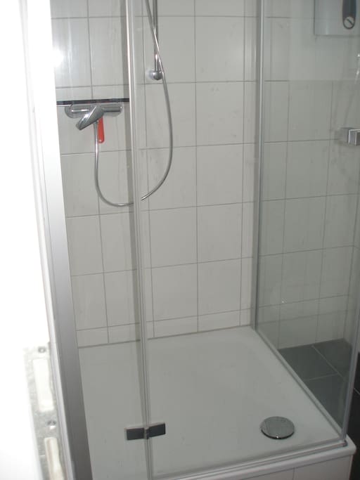 Neues Badezimmer mit Dusche...