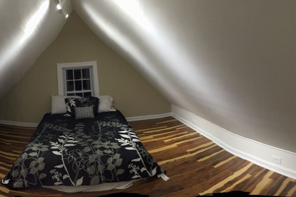 Master Bedroom- Queen Bed