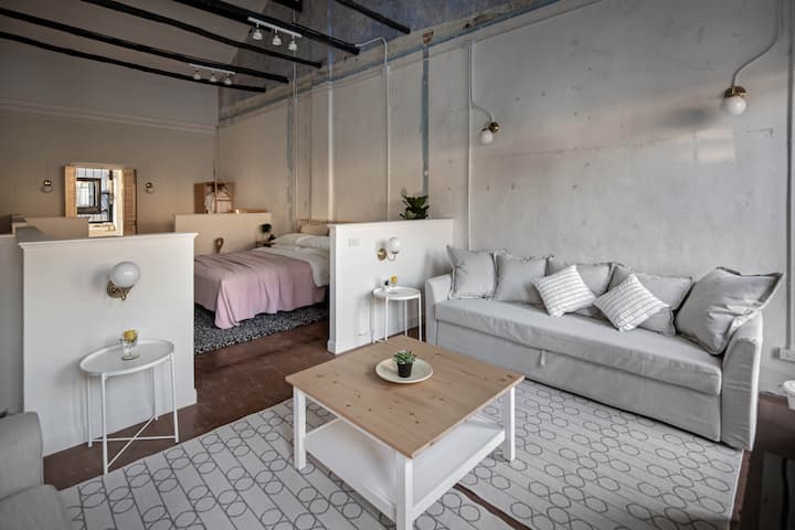 Interni minimali, in stile classico-moderno al piano superiore.