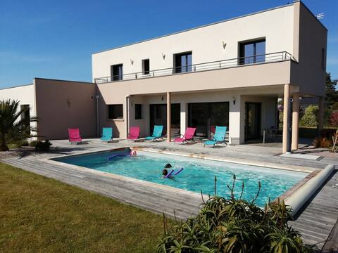 Modern cottage and heated pool 500 m from the sea