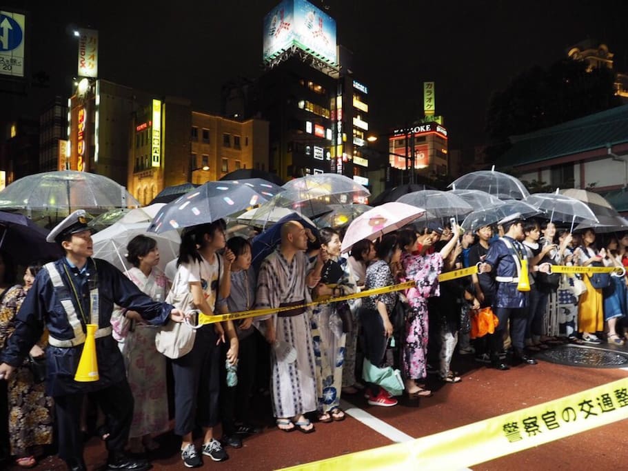 雨中的东京隅田川花火大会 东京旅游攻略 尽在airbnb爱彼迎