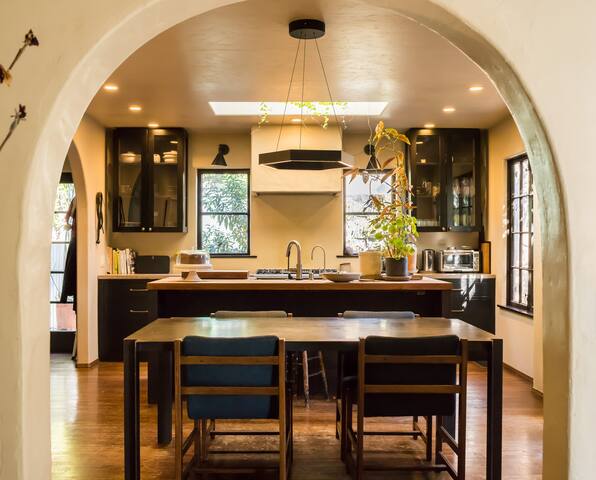 Beautiful Spanish Style Hacienda Oasis with Pool gallery image 3