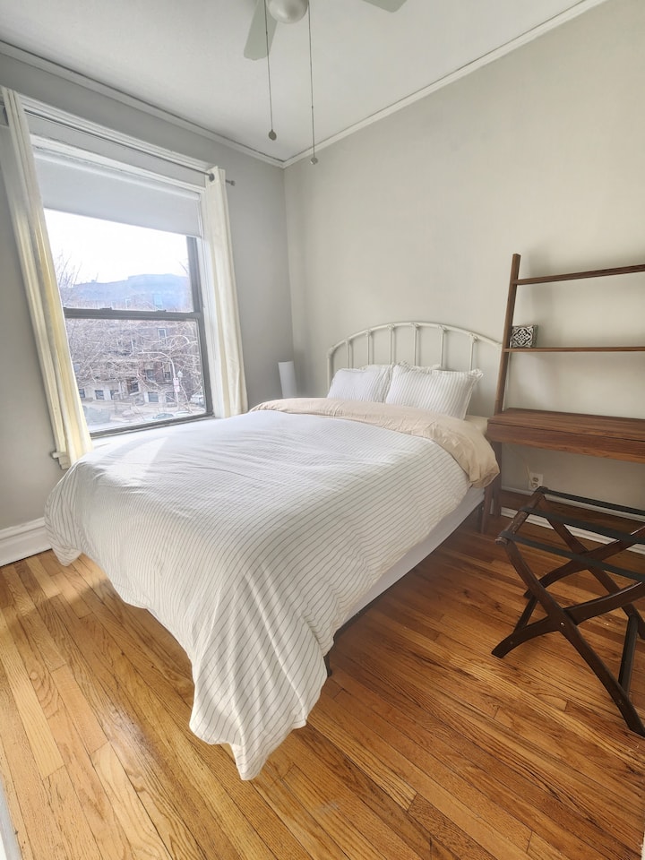 3e chambre avec lit Queen et bureau pour ordinateur portable