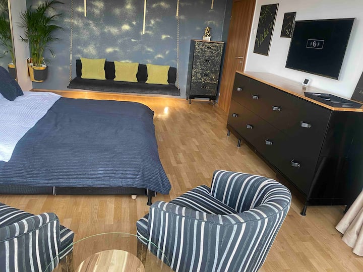 Cama queen con sábanas de algodón crepé, sofá colgante con luz ambiental, espacios de almacenamiento,