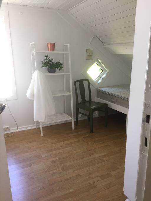 Lyst og trivelig rom med plass for to. En plassbygget seng og en gjesteseng.