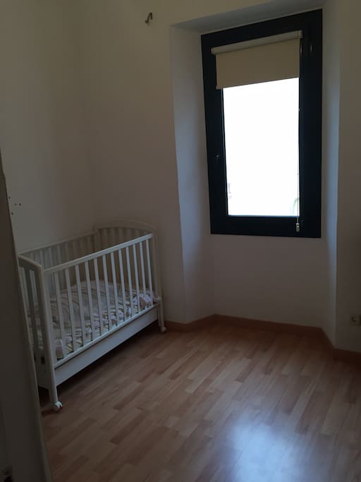 Habitación con dos camas o cuna