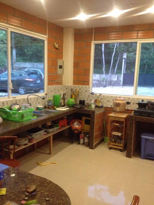 Esta cocina comida y disponible para calentar o preparar los alimentos de cada día