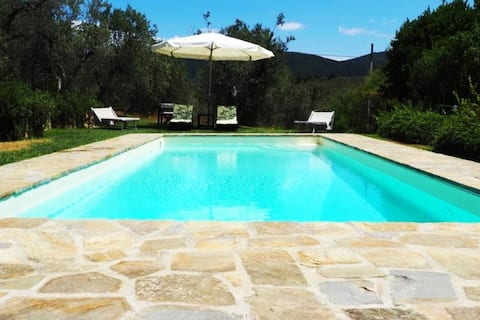 Stone villa between countryside and coast