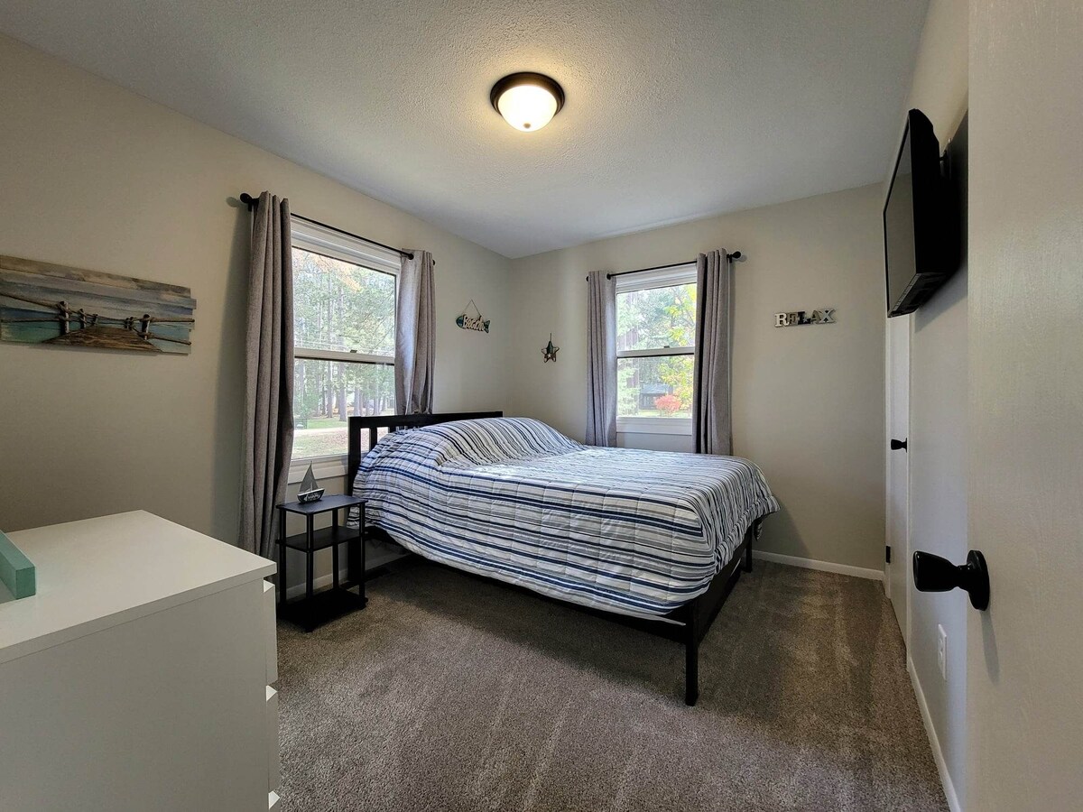 Dormitorio delantero con TV inteligente, cama queen de espuma viscoelástica y cama doble extraíble adicional