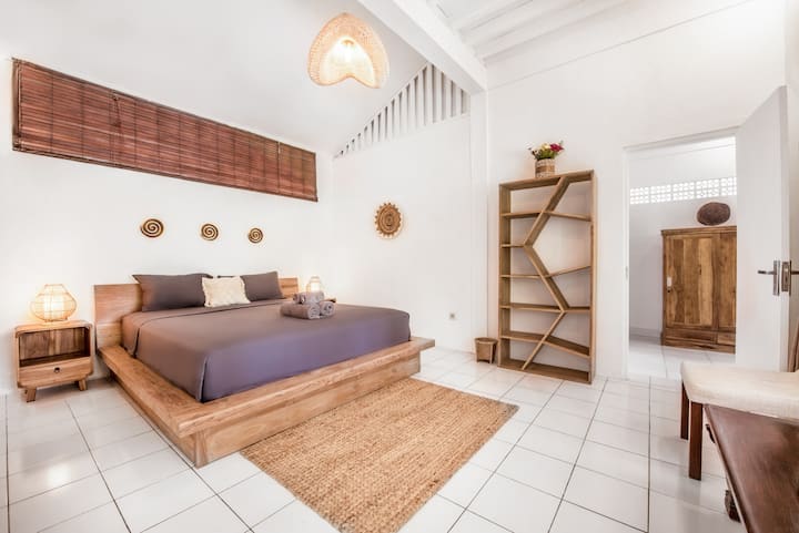 Dhoma e gjumit nr. 2 me pamje nga pishina dhe kopshti