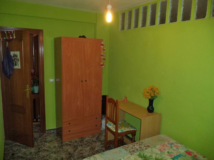 Mesa y armario