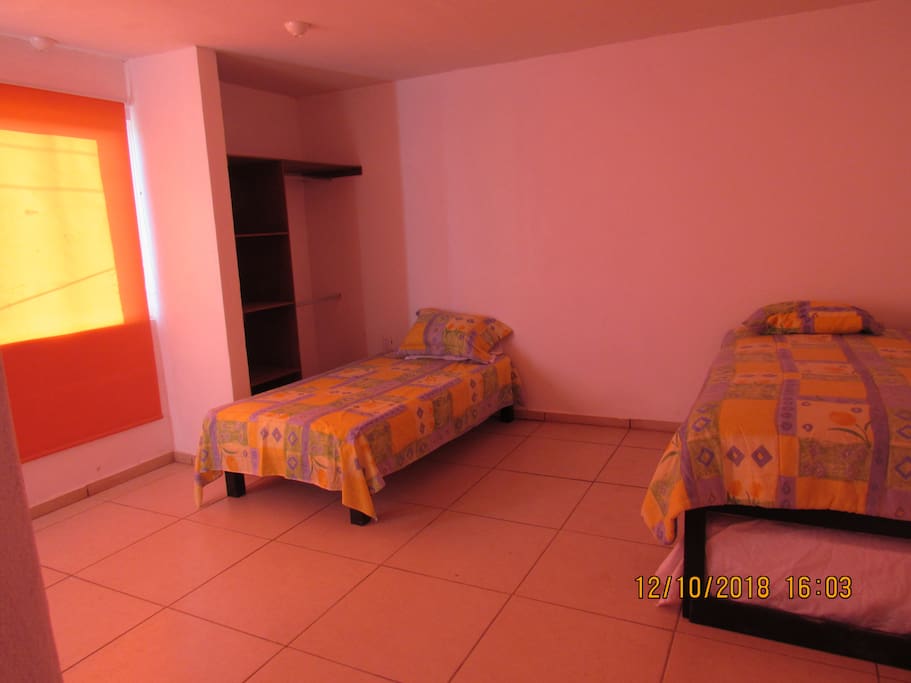 Esta es la foto de la habitación, tiene baño privado y closet
