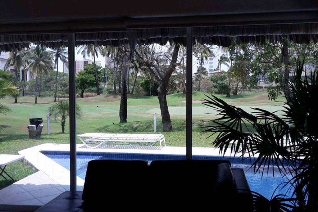 La ventana es casi completamente corrediza, lo que permite estar en contacto desde la sala con la gente que está en la alberca