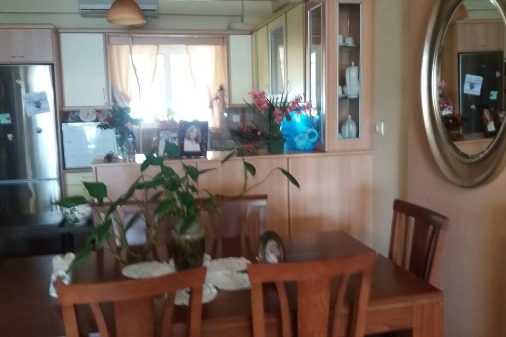 Το τραπεζι φαγητου το χωριζει ενα πασο απο την κουζινα
