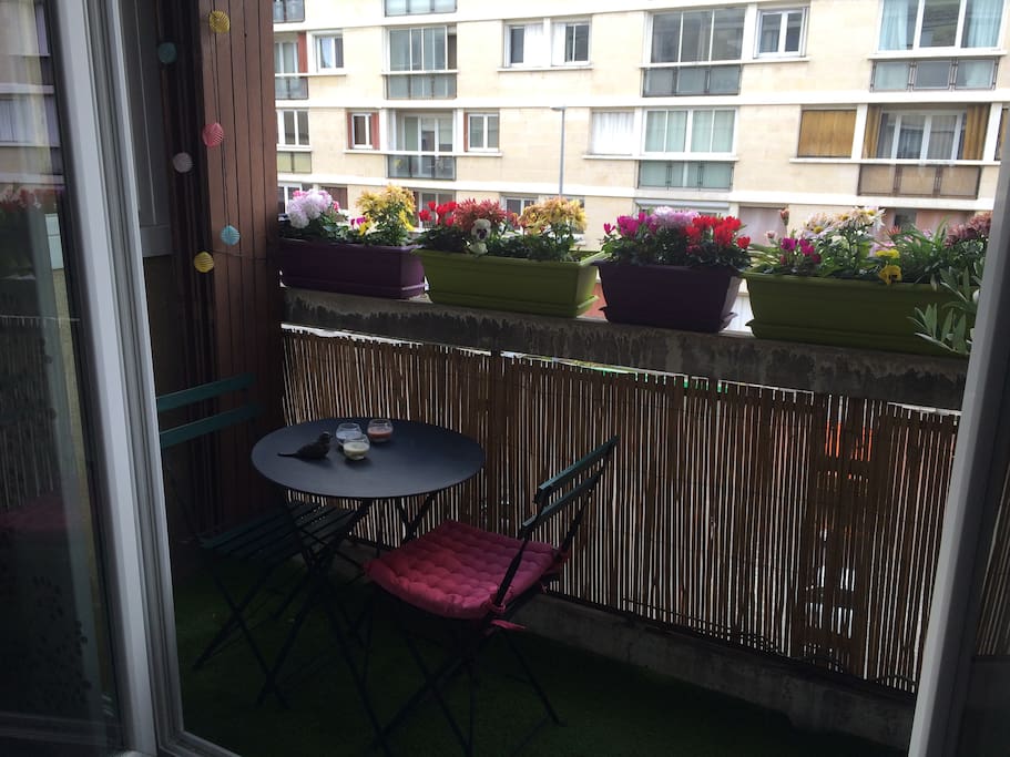 Le balcon avec une petite table pour prendre un café les jours de beau temps