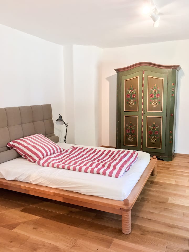 Dhomë gjumi me dollap të vërtetë në fermë