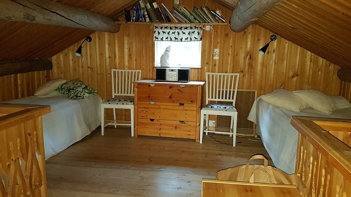 Dva pomoćna kreveta u loftu