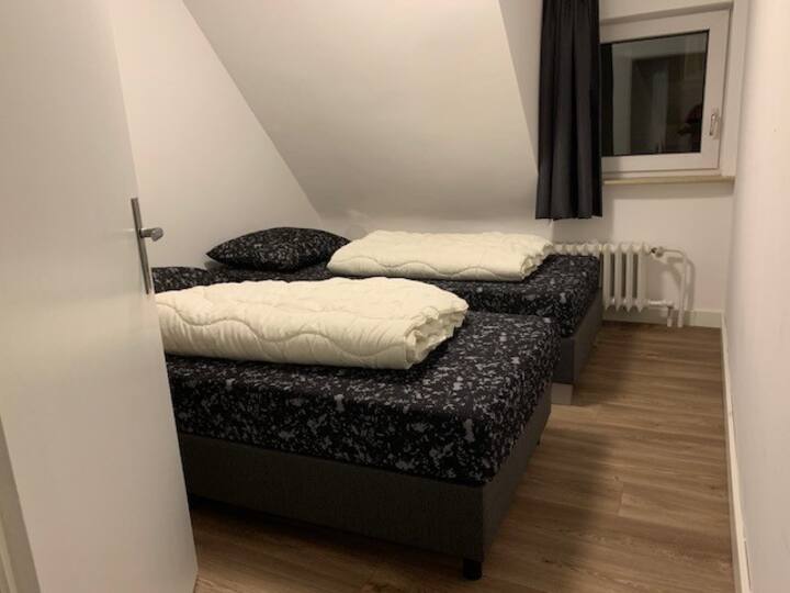 slaapkamer 1 met twee eenpersoonsbedden