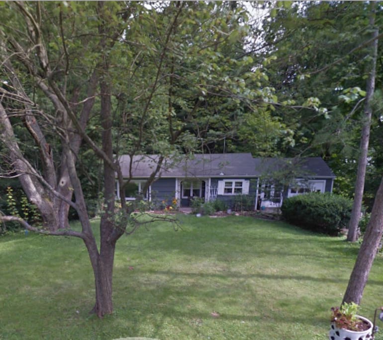 Large front yard and back deck perfect for BBQs